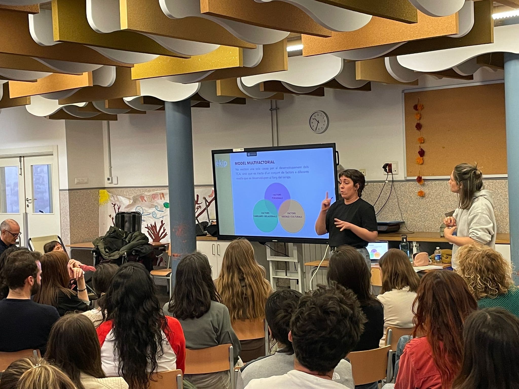 Elena impartiendo formación